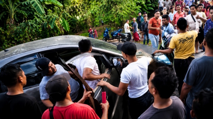 Caption Foto: Sejumlah warga berkerumun di lokasi saat Tim Opsnal Satreskrim Polres Sampang melakukan penangkapan terhadap terduga pelaku kasus dugaan kekerasan seksual di Kecamatan Ketapang, Kabupaten Sampang.