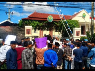 Ratusan Santri Kepung PN Sampang, Tuntutan 5 Tahun Kasus Guru Tugas Dinilai Cederai Keadilan