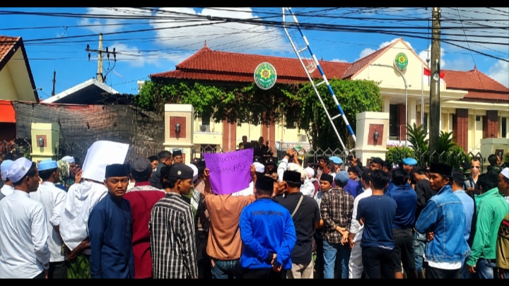 Caption Foto: Ratusan santri menggelar aksi di depan Pengadilan Negeri Sampang menuntut hukuman lebih berat bagi terdakwa kasus dugaan penganiayaan terhadap guru tugas pondok pesantren di Kecamatan Kedungdung, Kabupaten Sampang.