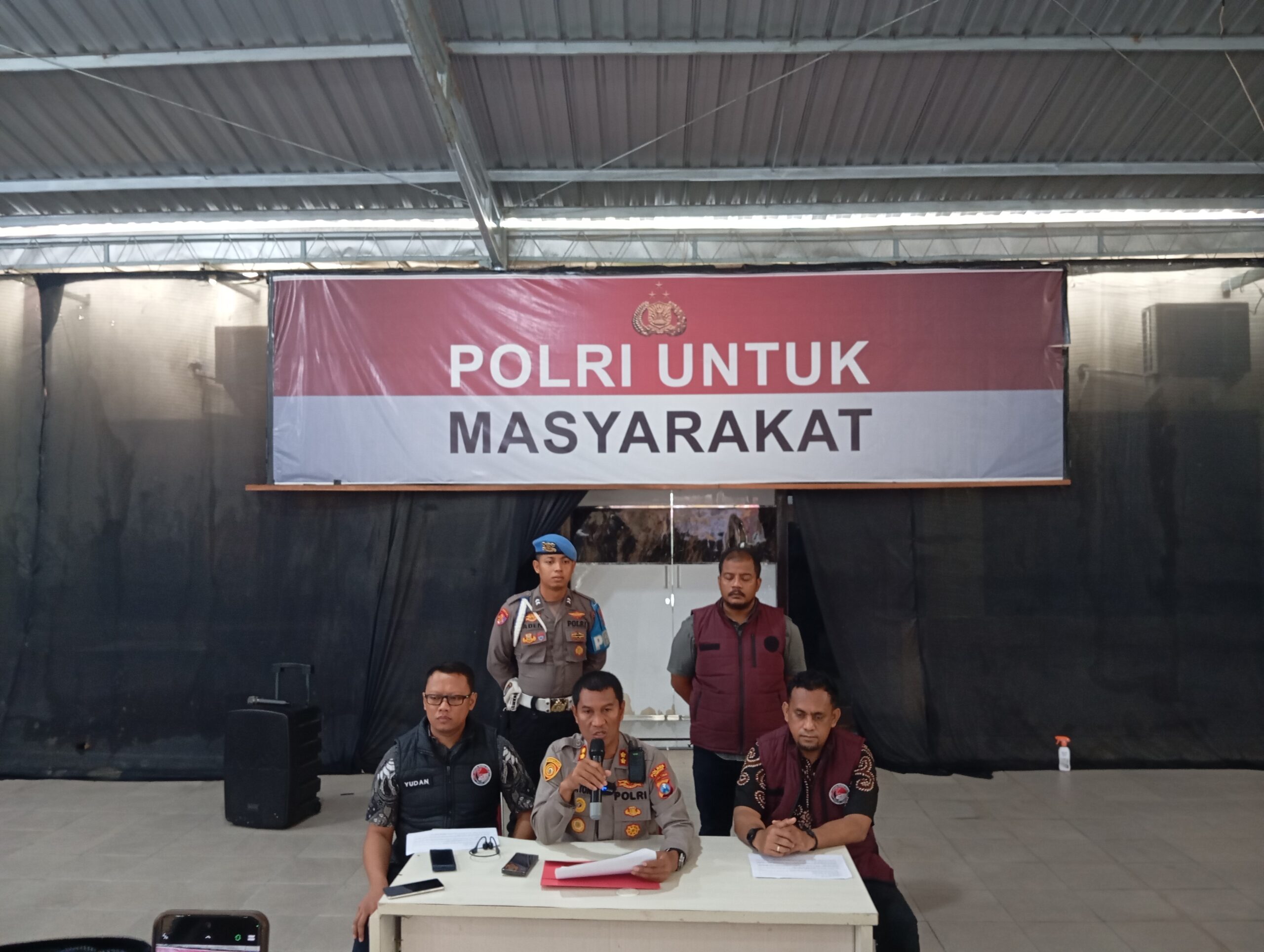 Caption Foto: Kapolres Sampang AKBP Hartono memberikan klarifikasi kepada awak media terkait polemik dugaan keaslian barang bukti sabu 3 kilogram yang tengah menjadi perhatian publik dan bergulir dalam proses persidangan di Kabupaten Sampang.