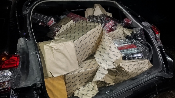 Caption Foto: Mobil Xenia hitam bernopol N 1169 AAU terguling di Jalur Lingkar Selatan (JLS) Sampang usai diduga mengalami pecah ban. Dari dalam kendaraan, aparat menemukan muatan rokok ilegal tanpa pita cukai berbagai merek yang kini diamankan untuk kepentingan penyelidikan.