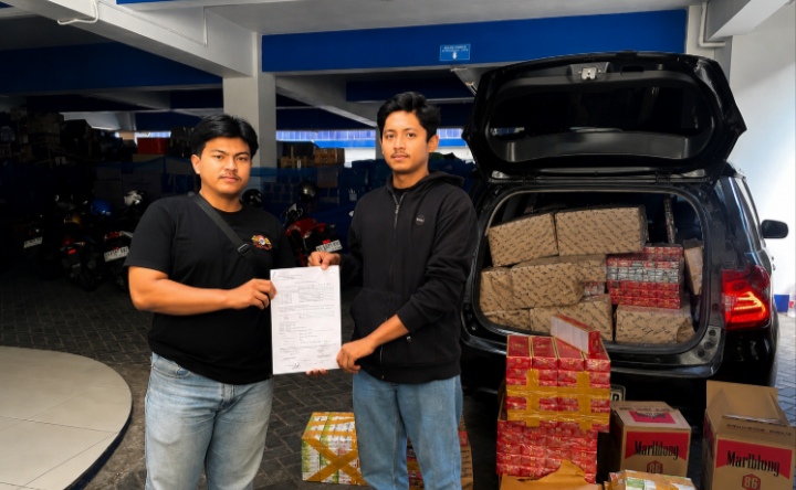 Caption Foto: Mobil Daihatsu Xenia bermuatan rokok ilegal tanpa pita cukai terguling di Jalan Halim Perdana Kusuma, Kelurahan Polagan, Kecamatan Sampang, Jumat (22/5/2026). Polisi bersama Bea Cukai Madura mengamankan barang bukti untuk proses hukum lebih lanjut.