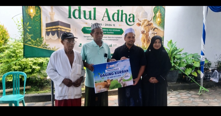 Caption Foto: Penyaluran paket daging kurban oleh PT BPR Syariah Sampang Perseroda (Bank Sampang) kepada masyarakat sebagai bentuk kepedulian sosial dan semangat berbagi di Hari Raya Idul Adha.