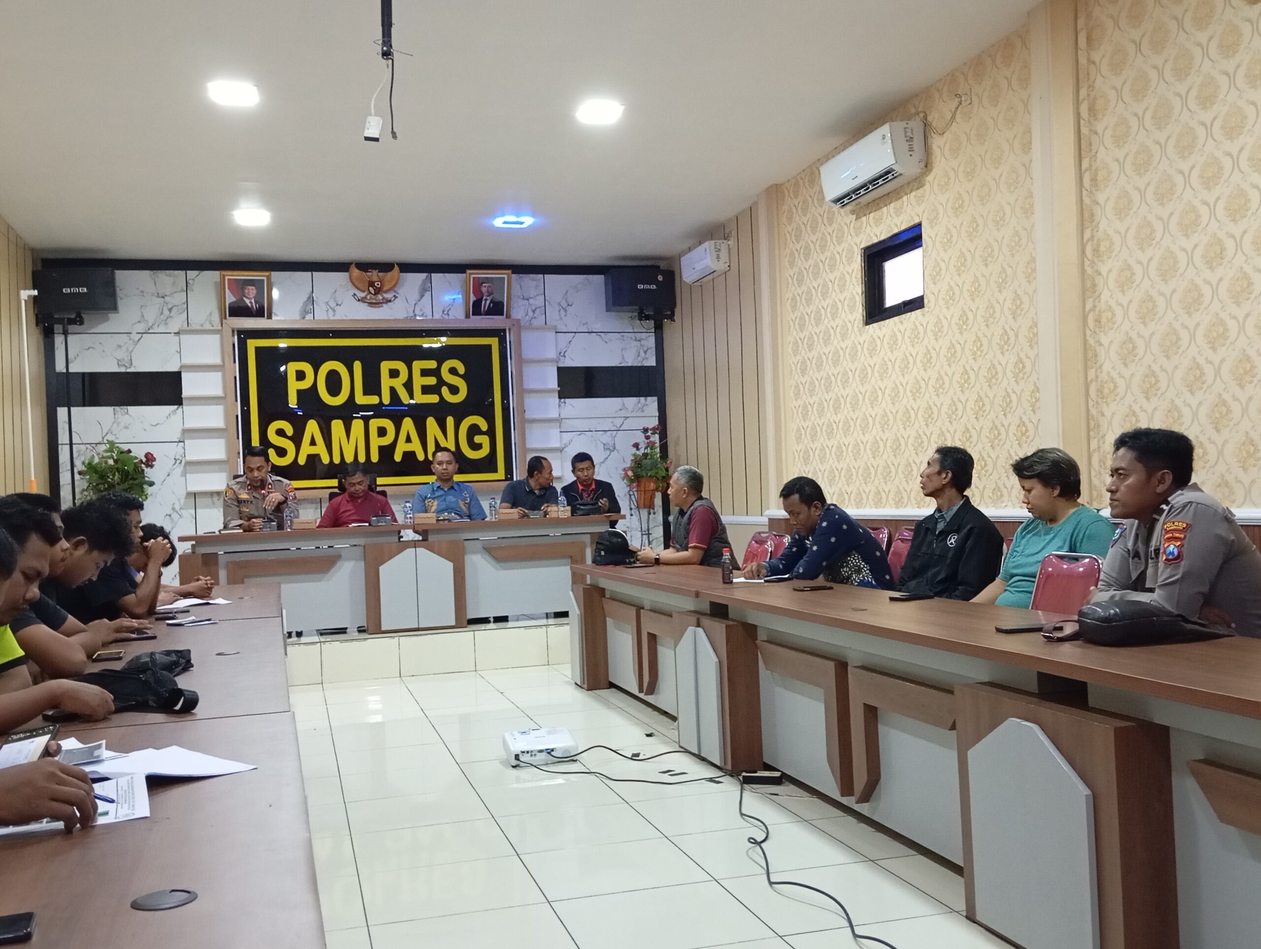 Caption Foto Technical meeting Kapolres Cup PBV Sampang 2026 di Gedung Polres Sampang, Sabtu (30/05/2026). Kegiatan yang dipimpin Wakapolres Sampang bersama panitia ini diikuti 47 tim peserta sebagai persiapan menjelang bergulirnya turnamen bola voli yang berfokus pada pembinaan dan pencarian talenta lokal tanpa pemain bon dari luar Kabupaten Sampang.