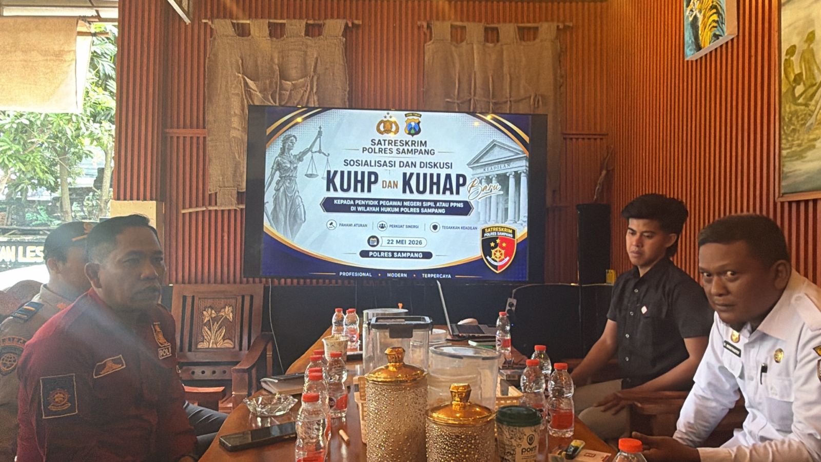 Caption Foto: Ipda Muamar Amin, S.H., M.M. saat menyampaikan materi sosialisasi KUHP dan KUHAP terbaru kepada Penyidik Pegawai Negeri Sipil (PPNS) dan instansi terkait di Kabupaten Sampang. Kegiatan ini menjadi langkah strategis Polres Sampang dalam memperkuat sinergitas dan profesionalisme penegakan hukum di daerah.