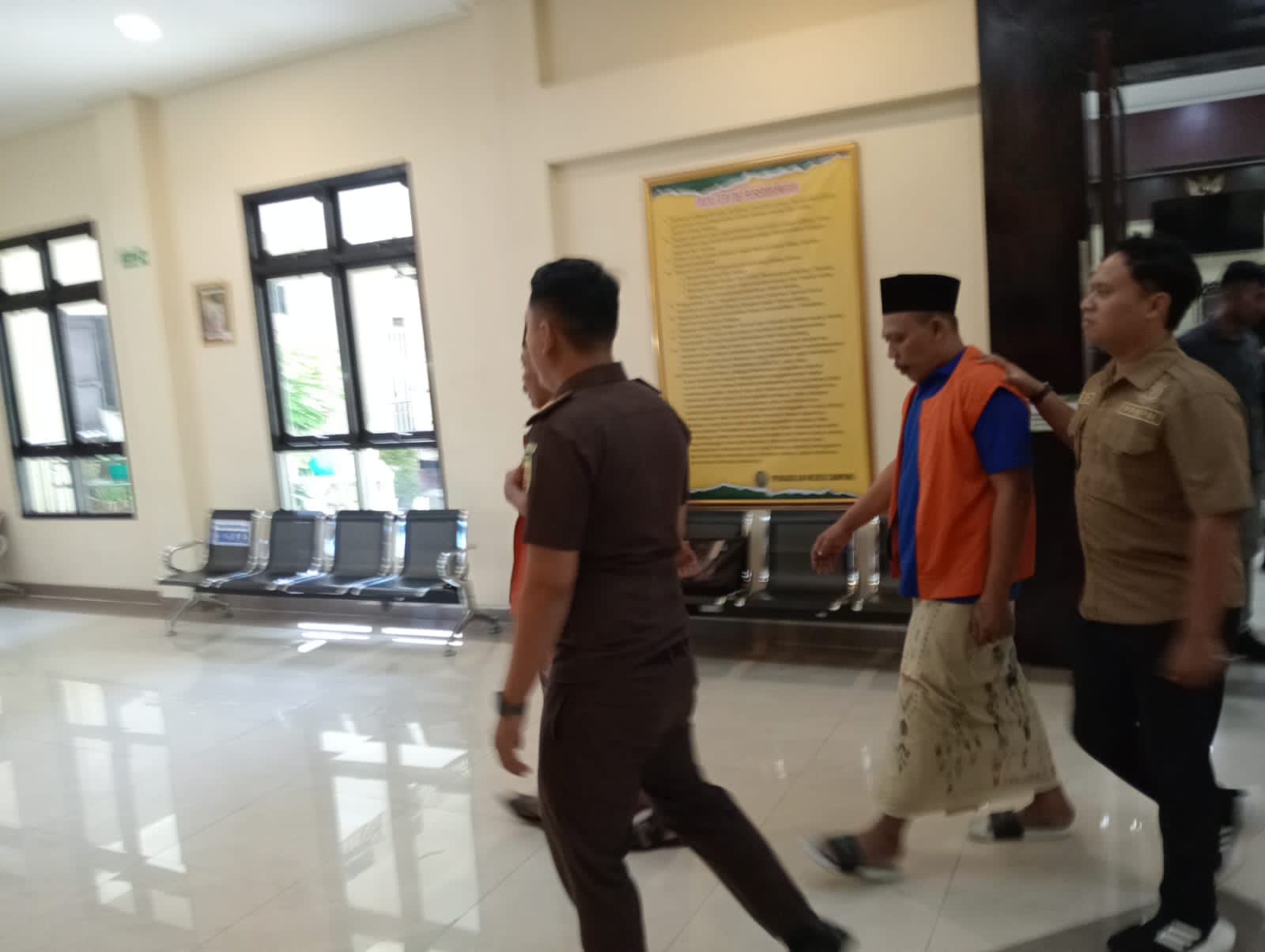 Caption Foto: Dua terdakwa kasus dugaan peredaran narkotika jenis sabu seberat 3 kilogram, Sahudri dan Sulhan, mengikuti sidang pembacaan putusan sela di Pengadilan Negeri Sampang. Majelis Hakim menolak seluruh perlawanan terdakwa dan memerintahkan perkara dilanjutkan ke tahap pembuktian.