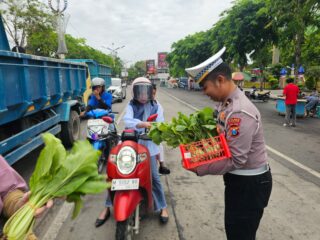 Satlantas Sampang Bagikan Hasil Panen kepada Pengendara