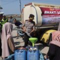 Caption Foto: Kapolres Sampang AKBP Hartono,bersama jajaran Polres Sampang meninjau langsung penyaluran 60.000 liter air bersih kepada warga terdampak kekeringan di Dusun Cangkarman, Desa Apaan, Kecamatan Pangarengan. Warga berharap distribusi bantuan air bersih dapat diperluas hingga menjangkau seluruh desa yang masih mengalami krisis air bersih, termasuk Desa Ragung.