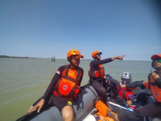 Bertaruh Nyawa di Laut, Warga Mandangin Diselamatkan Nelayan Probolinggo Setelah Berjam-jam Hanyut