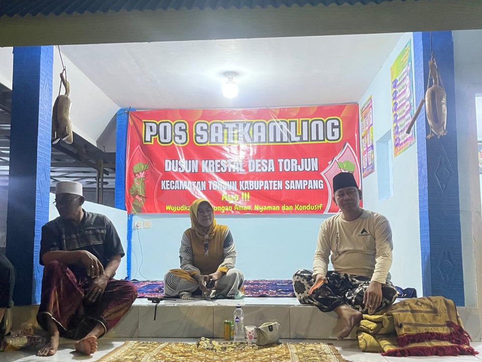 Caption Foto: PJ Kepala Desa Torjun, Surayyah, bersama tokoh masyarakat saat mengikuti kegiatan penilaian Pos Satkamling Dusun Krestal, Desa Torjun, Kecamatan Torjun, Kabupaten Sampang.