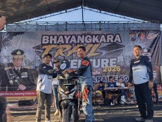 Caption Foto: Taoufik, Kabiro Compasnews.com, tak kuasa menahan tangis haru usai dinyatakan sebagai pemenang hadiah utama satu unit sepeda motor matic pada Bhayangkara Trail Adventure Jelajah Bumi Sampang Madura dalam rangka HUT Bhayangkara ke-80 Polres Sampang, Minggu (28/6/2026).