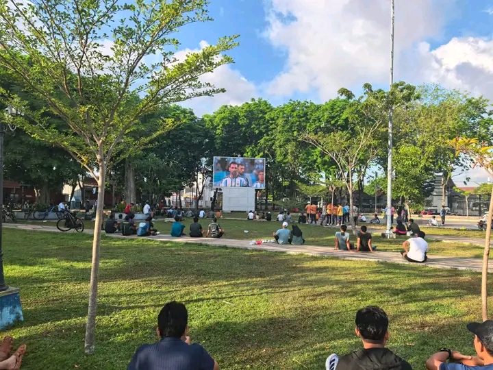 Caption Foto: Warga memadati kawasan Alun-Alun Trunojoyo, Kabupaten Sampang, untuk menyaksikan pertandingan Piala Dunia 2026 melalui layar videotron yang difasilitasi Diskominfo Kabupaten Sampang. Kegiatan nobar ini disambut antusias masyarakat dan turut memberikan dampak positif bagi pelaku UMKM di sekitar lokasi. (Foto: MCN)