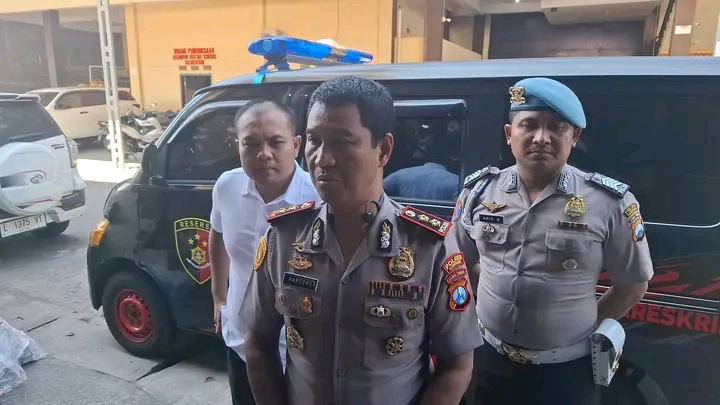 Caption Foto: Kapolres Sampang AKBP Hartono memberikan keterangan terkait perkembangan penanganan kasus dugaan kekerasan seksual terhadap seorang remaja di Kabupaten Sampang.