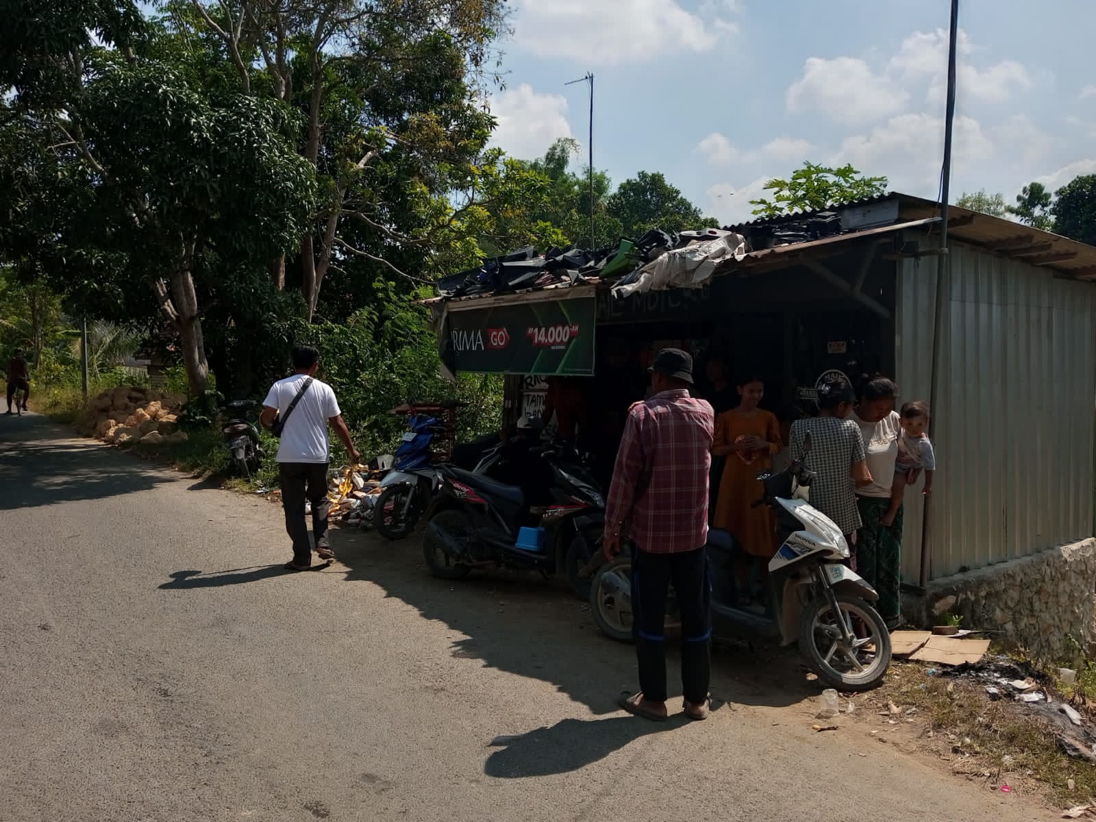Caption Foto: Kasi Humas Polres Sampang AKP Puji Eko Waluyo memberikan keterangan terkait perkembangan penyelidikan kasus carok dua lansia di Desa Nyeloh, Kecamatan Kedungdung. Hingga kini, penyidik telah memeriksa dua saksi, sementara kedua pelaku masih menjalani perawatan medis akibat luka serius.