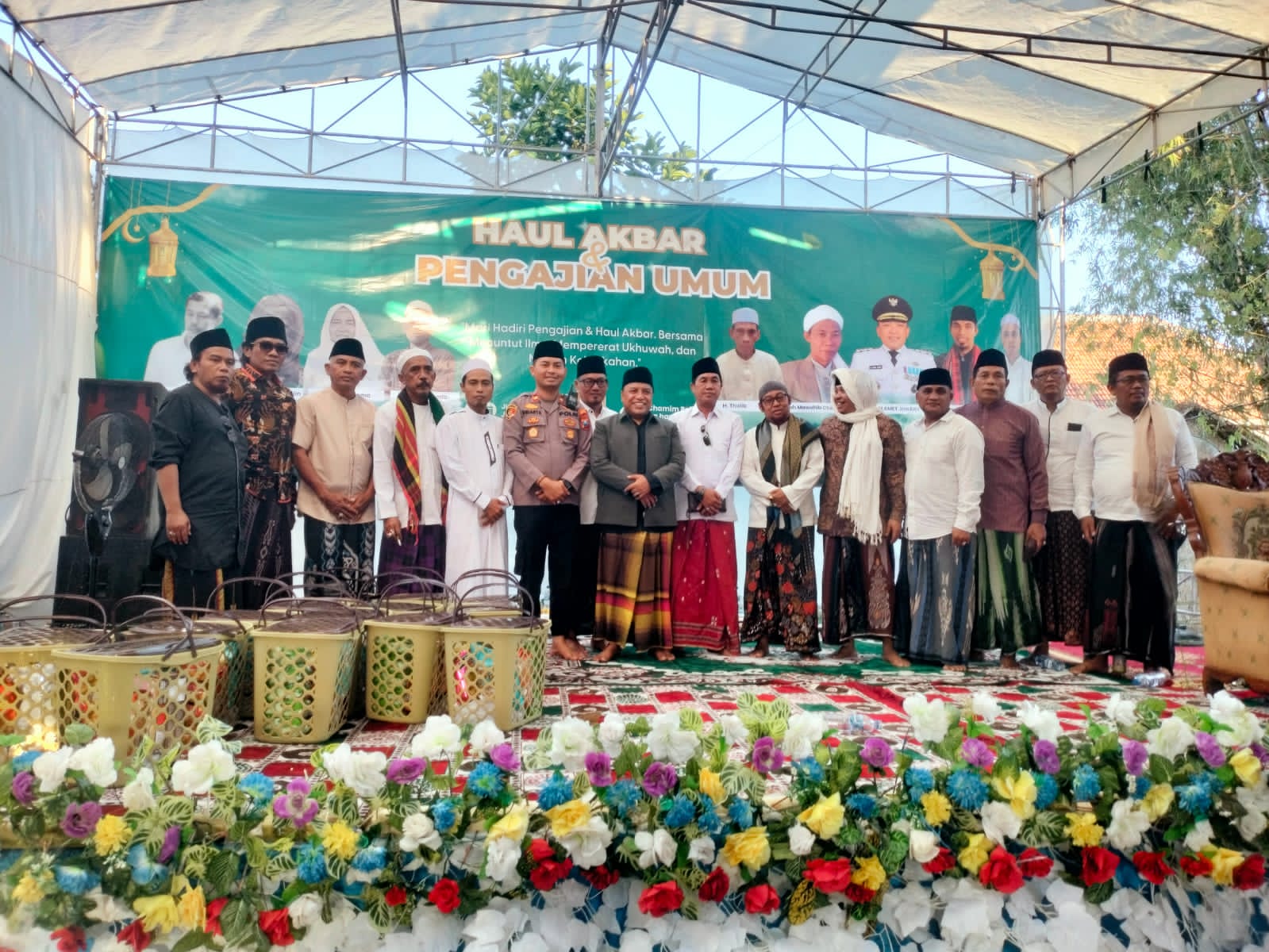 Caption Foto: Tokoh agama, unsur Forkopimda, tokoh masyarakat, serta keluarga besar H. Jamik berfoto bersama usai pelaksanaan Haul Akbar dan Pengajian Umum dalam rangka mengenang 1.000 hari wafatnya Almarhumah Ibu Tamama di Jalan Chamim Roi, Desa Baru, Kabupaten Sampang, Jumat (3/7/2026).