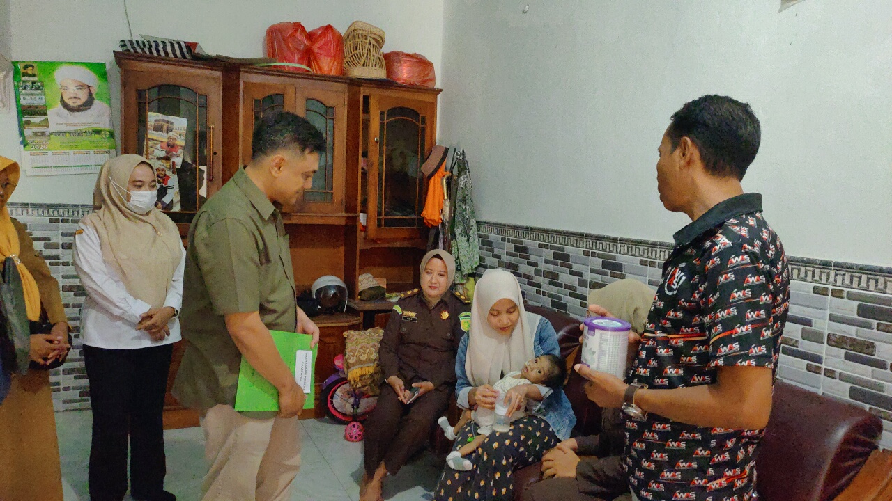 Caption Foto: Perwakilan Kejaksaan Negeri Sampang bersama Ketua Aliansi Wartawan Sampang (AWAS), tenaga kesehatan Puskesmas Pangarengan, dan Polsek Pangarengan saat mengunjungi serta menyerahkan bantuan sosial kepada Ananda Asheeqa Al Farizi, balita penderita gizi buruk di Dusun Gunungah, Desa Pangarengan, Kecamatan Pangarengan, Kabupaten Sampang, Senin (6/7/2026).