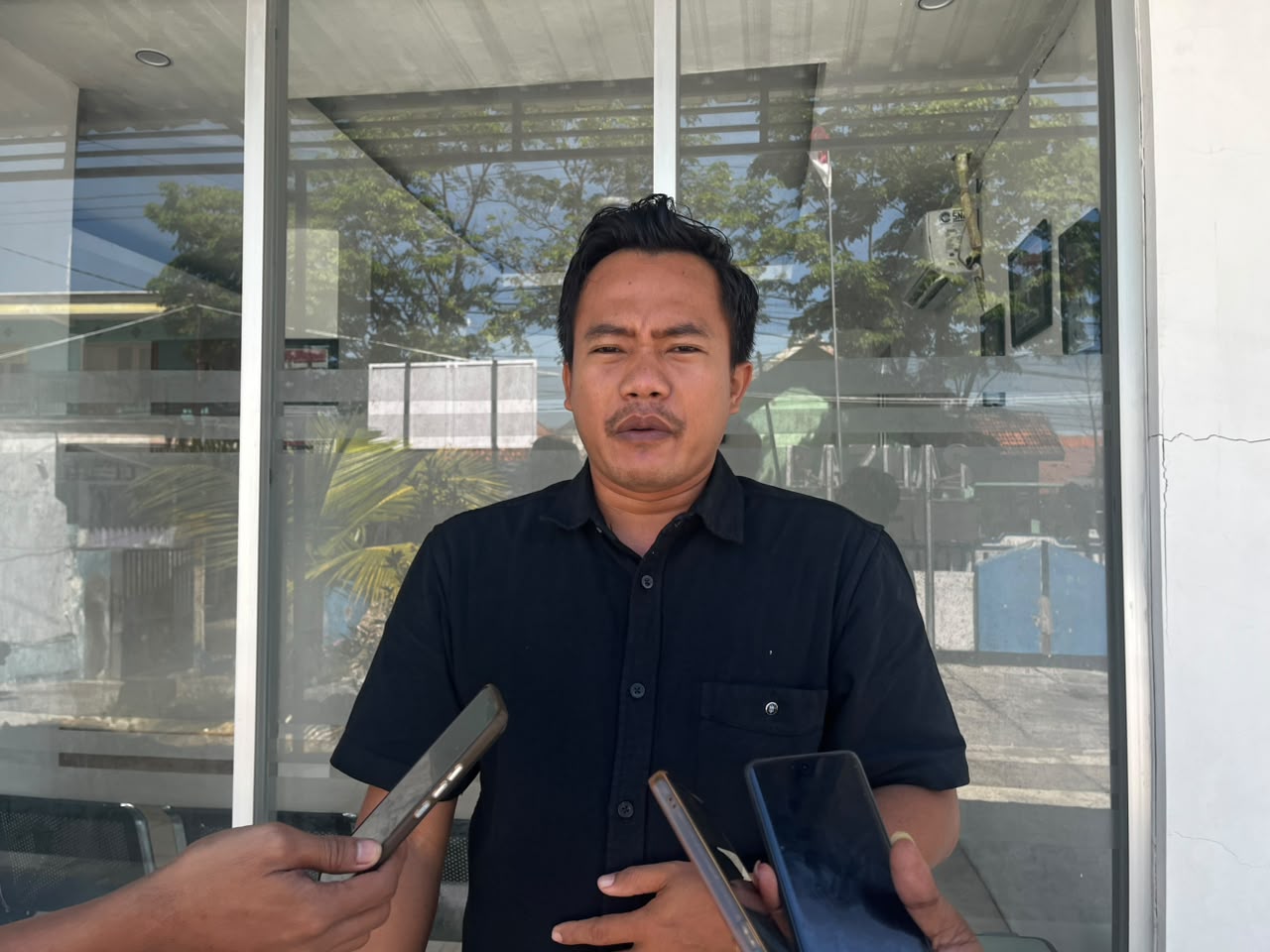 Caption Foto: Ketua PWI Kabupaten Sampang, Hanggara Pratama, menyampaikan sikap resmi organisasi yang mengecam dugaan intimidasi verbal terhadap wartawan serta menegaskan pentingnya menjaga kemerdekaan pers sebagai pilar demokrasi dan menjunjung tinggi Undang-Undang Nomor 40 Tahun 1999 tentang Pers.