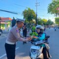 Polisi Hadir dengan Aksi Nyata, Satlantas Polres Sampang Bagikan Sayuran Gratis dan Edukasi Keselamatan Jalan