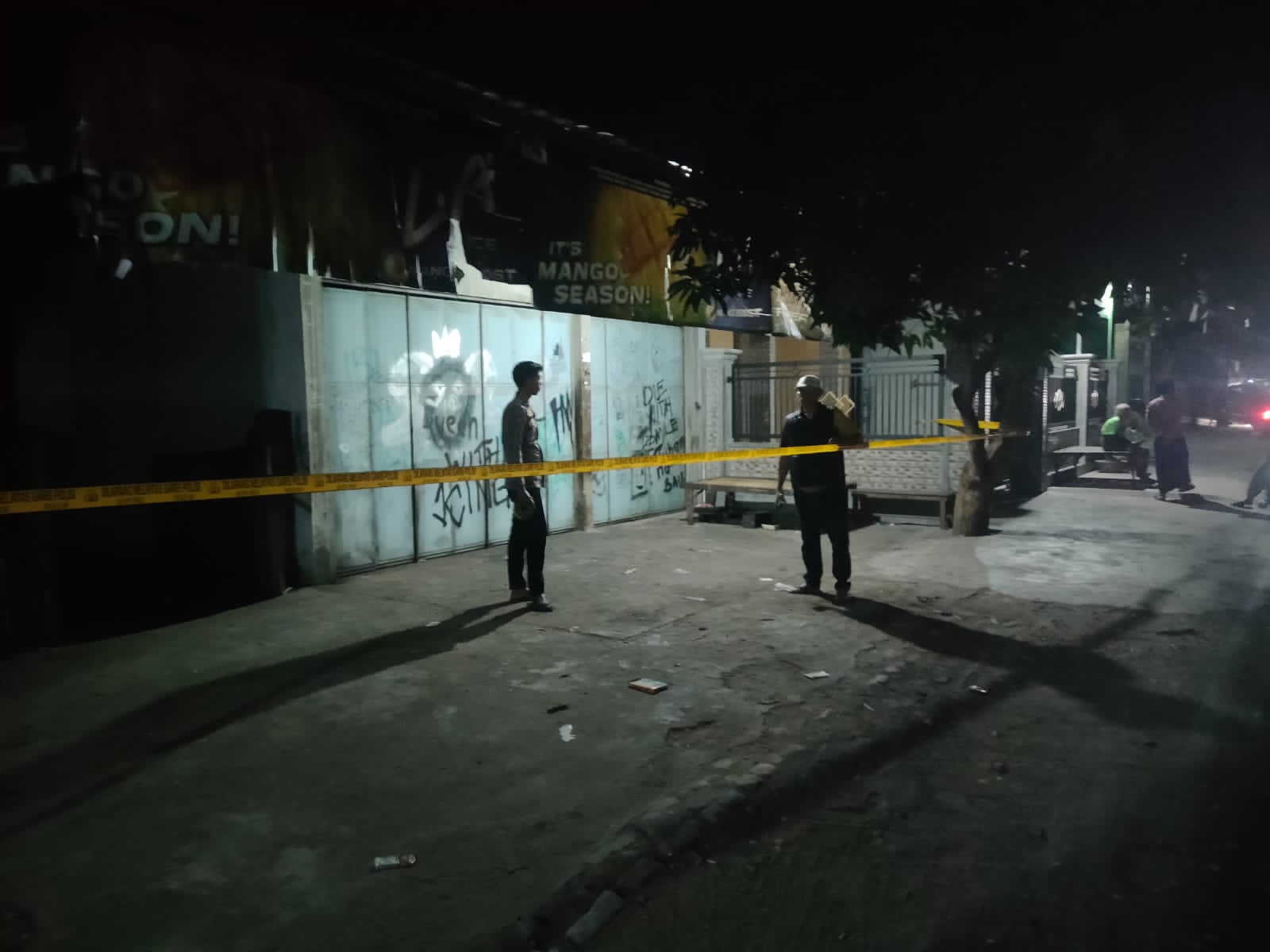 Caption Foto: Petugas kepolisian menangani kasus bentrokan yang melibatkan tiga pria di Dusun Jablung, Desa Masaran, Kecamatan Banyuates, Kabupaten Sampang, Jumat (24/7/2026) malam.