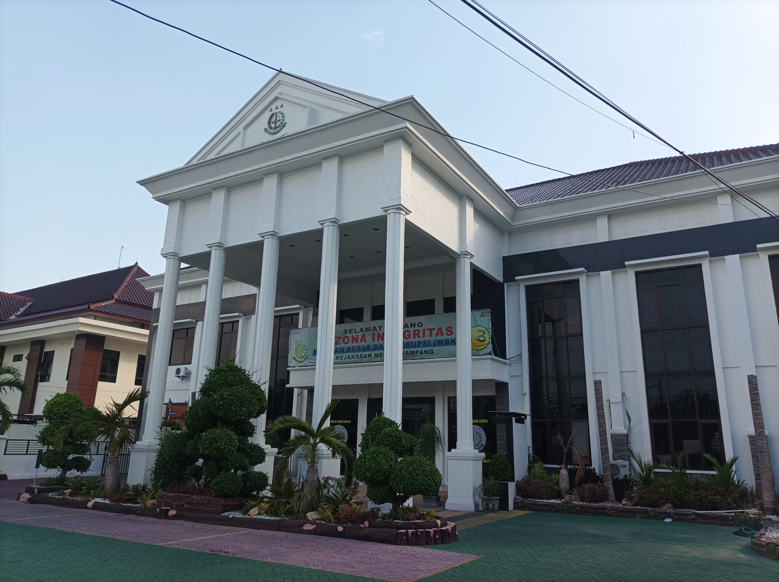 Caption Foto: Tampak depan Kantor Kejaksaan Negeri Sampang. Kejari Sampang menegaskan tidak ditemukan keterlibatan pegawainya dalam dugaan peredaran rokok ilegal berdasarkan hasil klarifikasi, namun memastikan akan menindak tegas apabila di kemudian hari terdapat bukti yang sah.