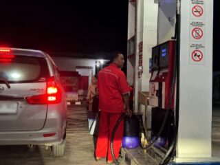 Antrean Mengular di Tengah Kelangkaan Pertalite, Dugaan Pengisian Jeriken di SPBU Banyuanyar di Sorot