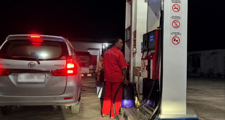 Caption Foto: Suasana antrean kendaraan di SPBU 54.692.05 Banyuanyar, Kabupaten Sampang, di tengah kelangkaan Pertalite. Dugaan pelayanan pengisian BBM bersubsidi ke jeriken saat antrean masih berlangsung menjadi sorotan masyarakat dan diharapkan segera mendapat klarifikasi dari pihak terkait.