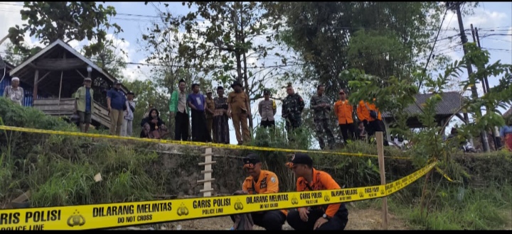 Caption Foto: Petugas BPBD Kabupaten Sampang bersama unsur TNI, Polri, pemerintah kecamatan, dan masyarakat melakukan survei serta penanganan pada lokasi sumur bor yang mengeluarkan gas dan kobaran api di Dusun Solong Timur, Desa Karanggayam, Kecamatan Omben, Selasa (7/7/2026).