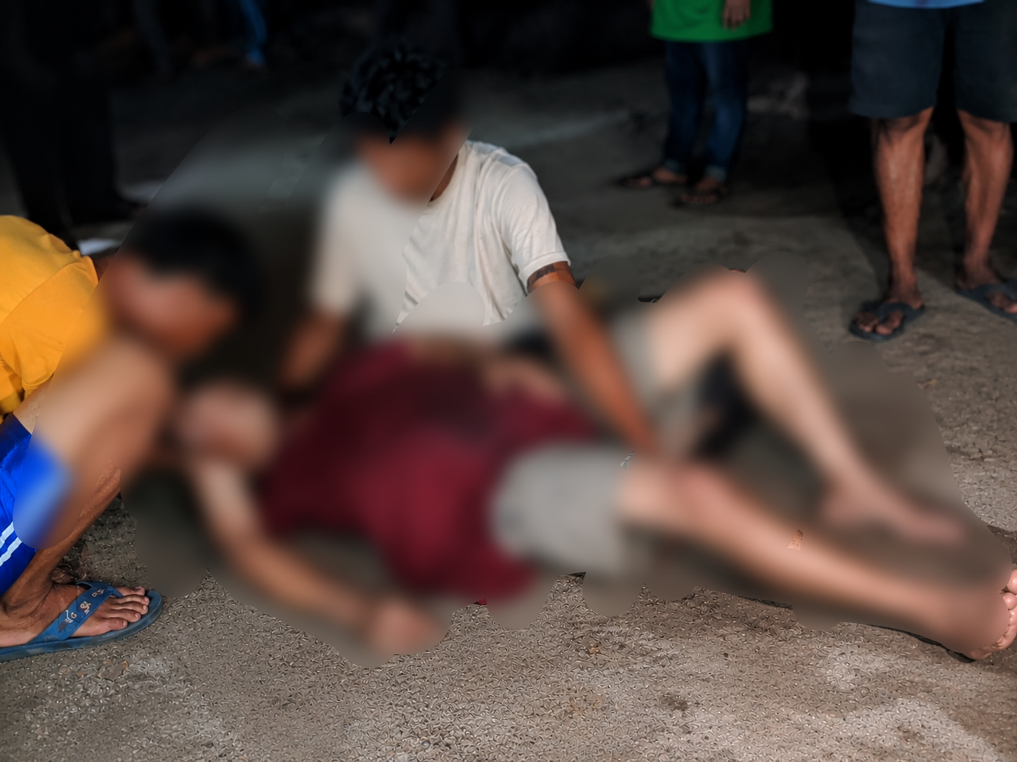 Caption Foto: Petugas Polres Sampang melakukan penanganan kasus dugaan penganiayaan berat di Jalan Rajawali, Kelurahan Karang Dhalem, Kecamatan Sampang. Terduga pelaku beserta barang bukti berhasil diamankan kurang dari 12 jam setelah kejadian, sementara dua korban masih menjalani perawatan intensif di RSUD dr. Mohammad Zyn Sampang.
