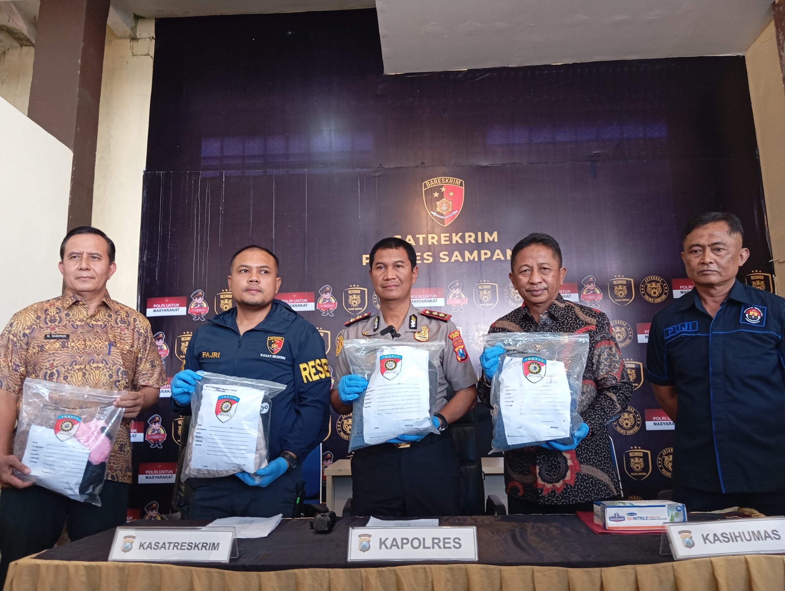 Caption Foto: Kapolres Sampang AKBP Hartono memberikan keterangan pers terkait pengungkapan kasus dugaan pencabulan dan persetubuhan terhadap anak di bawah umur di Mapolres Sampang. Hingga kini, 12 terduga pelaku telah diamankan, sementara 15 lainnya masih dalam pengejaran penyidik.