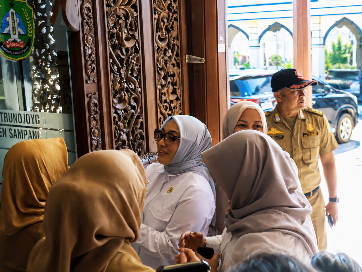 Caption Foto: Menteri PPPA Arifah Fauzi menghadiri pertemuan tertutup di Pendopo Trunojoyo, Kabupaten Sampang, Senin (13/7/2026), di tengah sorotan nasional terhadap kasus dugaan rudapaksa yang menyeret 27 tersangka. Seusai pertemuan, rombongan meninggalkan lokasi tanpa memberikan keterangan kepada awak media.