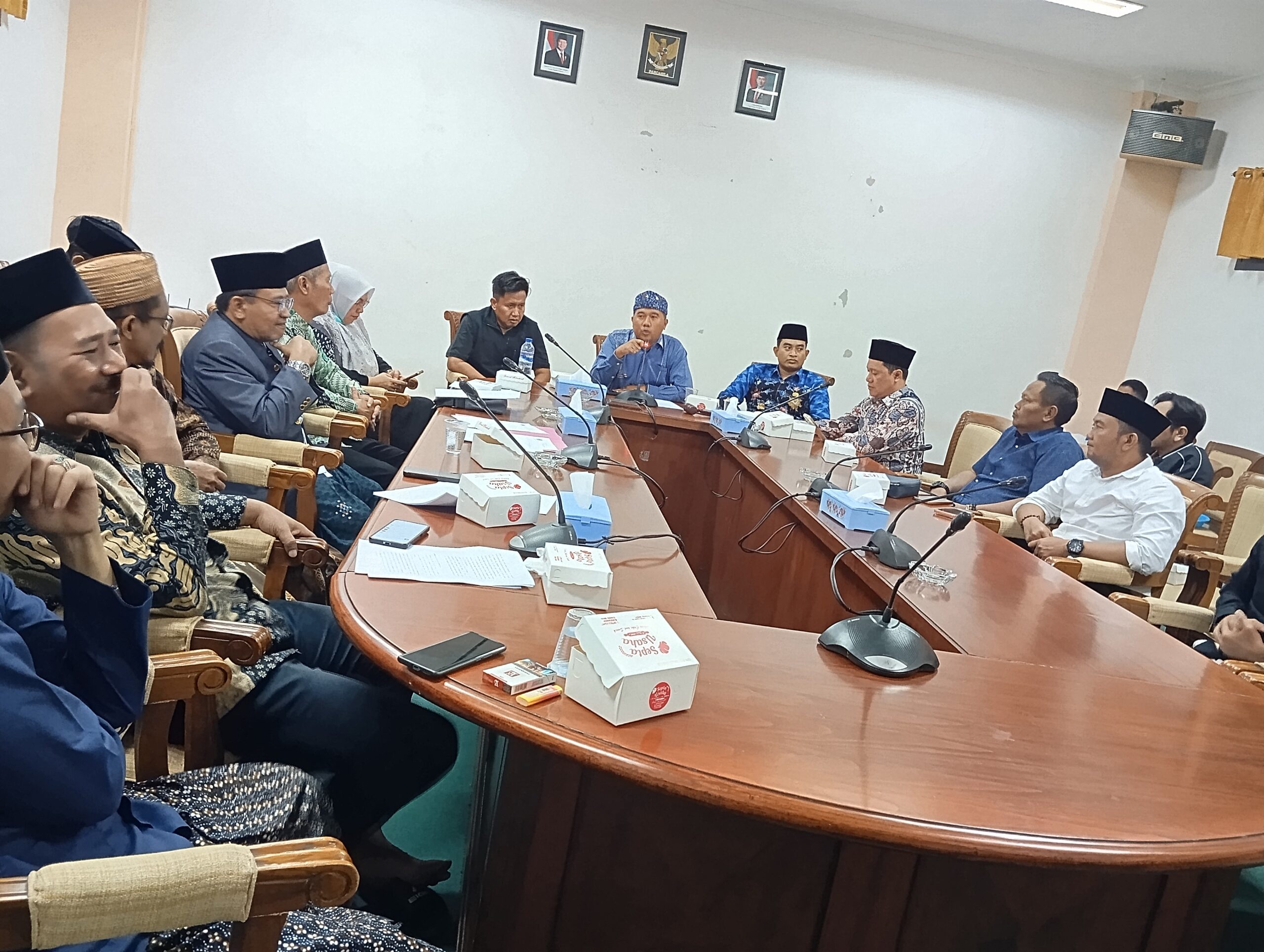 Caption Foto: Pengurus MUI Kabupaten Sampang saat melakukan audiensi dengan pimpinan dan anggota DPRD Kabupaten Sampang untuk menyampaikan aspirasi dukungan terhadap usulan RUU Pidana terkait LGBT agar masuk dalam Program Legislasi Nasional (Prolegnas) DPR RI, Kamis (16/07/2026).