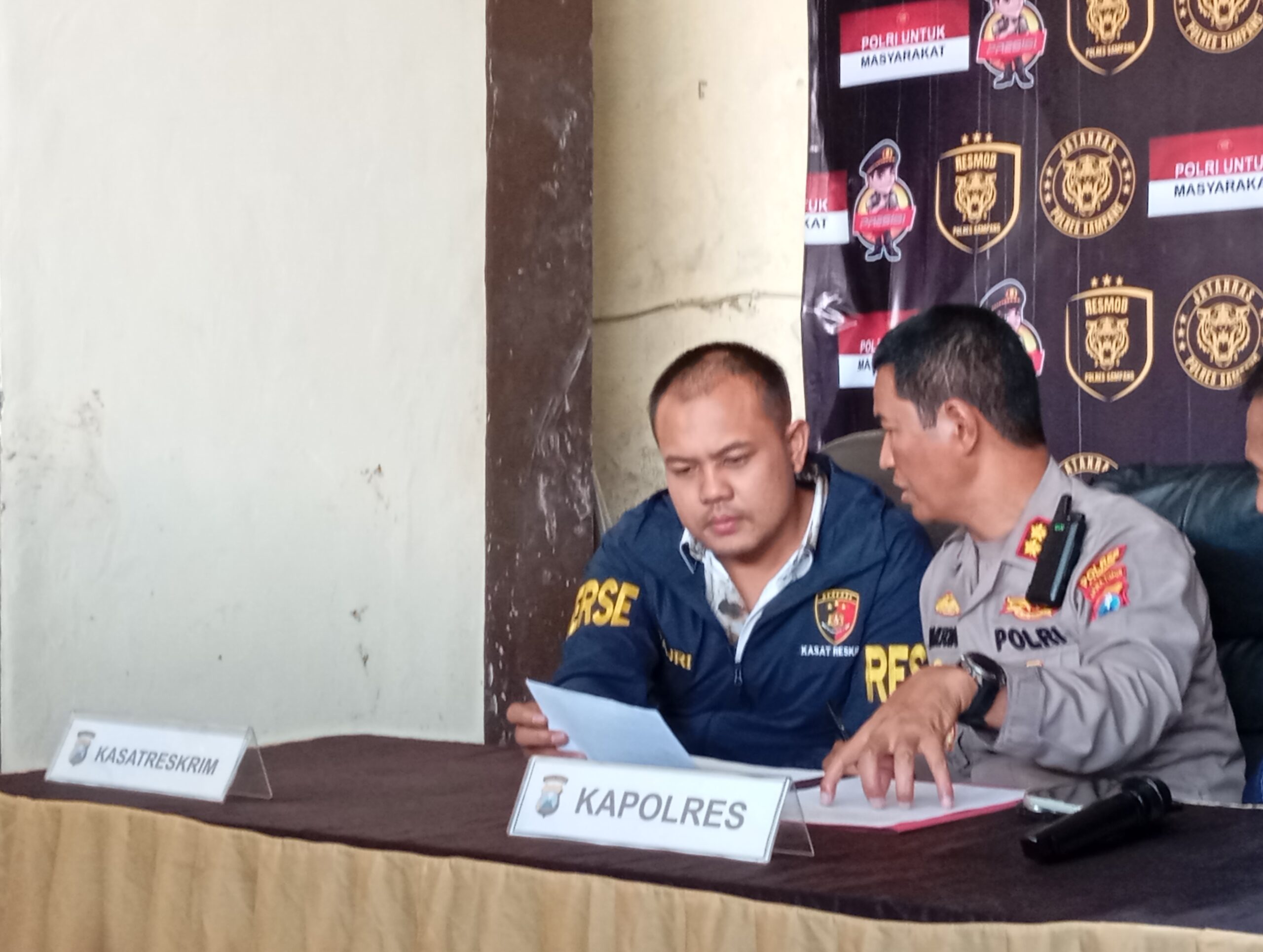 Caption foto: Kapolres Sampang bersama Kasat Reskrim saat gelar press release.