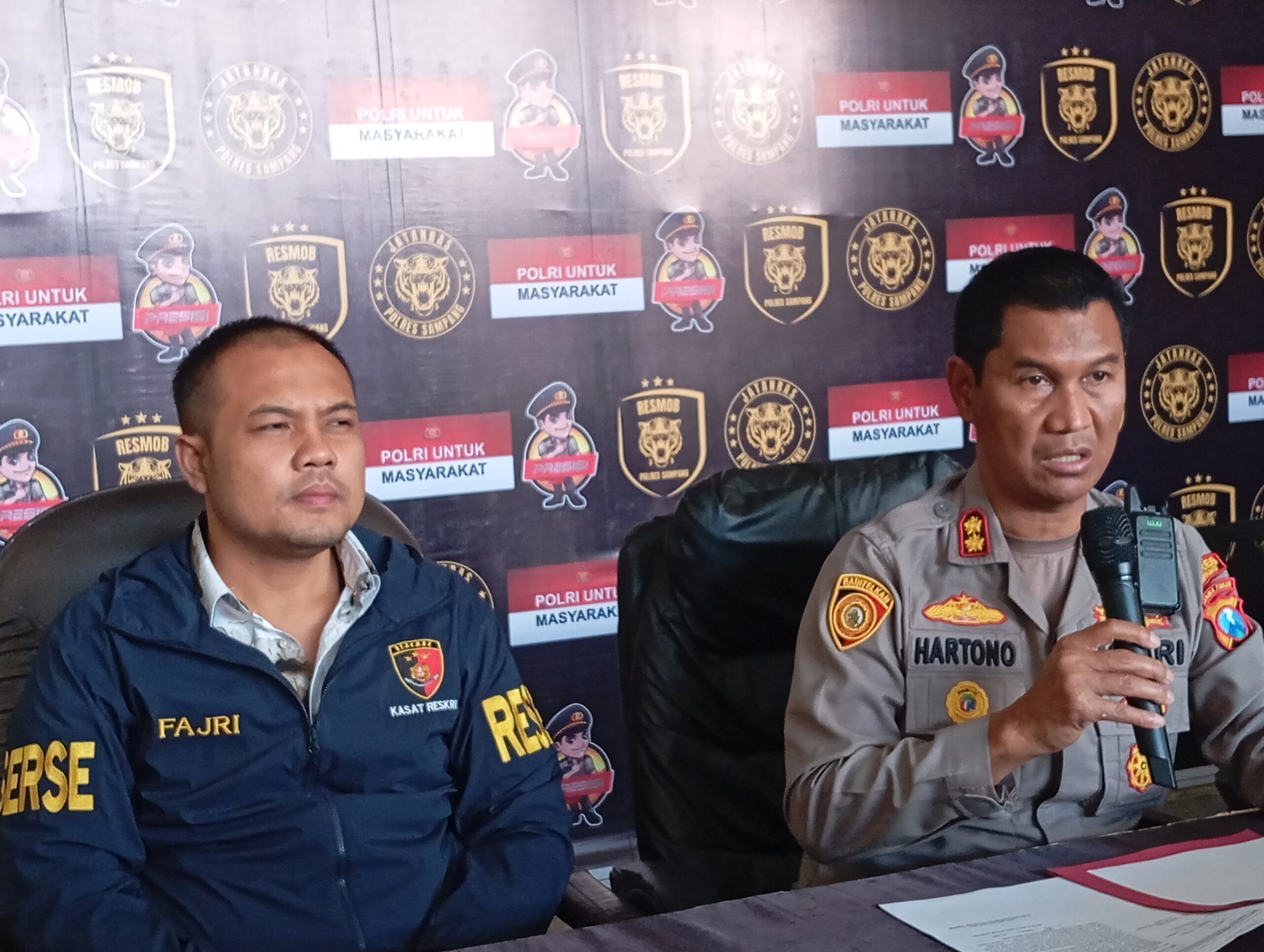 Caption foto: Kapolres Sampang AKBP Hartono saat melakukan Reales terkait kasus pelecahan seksual.