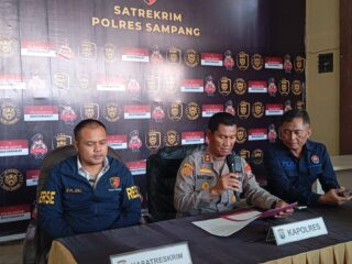 Caption Foto: Kapolres Sampang AKBP Hartono menyampaikan perkembangan penyidikan kasus dugaan kekerasan seksual terhadap anak yang diduga melibatkan 27 terduga pelaku. Polisi menegaskan pengawasan keluarga dan kepedulian masyarakat menjadi kunci penting dalam mencegah kejahatan terhadap anak.