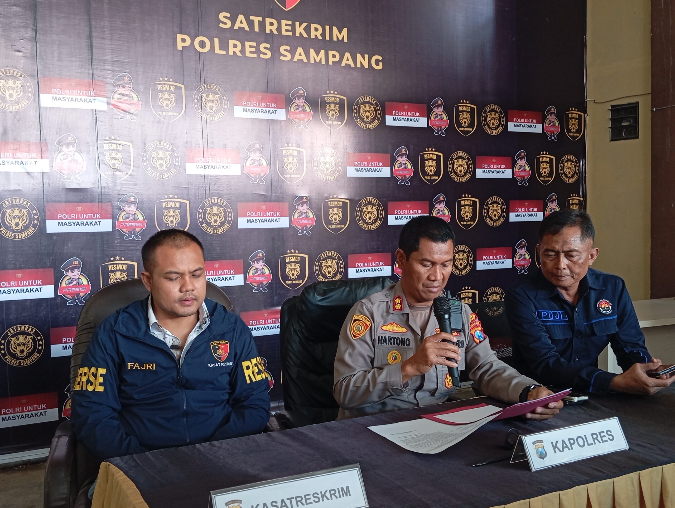 Caption Foto: Kapolres Sampang AKBP Hartono menyampaikan perkembangan penyidikan kasus dugaan kekerasan seksual terhadap anak yang diduga melibatkan 27 terduga pelaku. Polisi menegaskan pengawasan keluarga dan kepedulian masyarakat menjadi kunci penting dalam mencegah kejahatan terhadap anak.