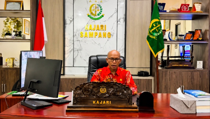 Caption Foto: Kepala Kejaksaan Negeri Sampang, Mohammad Ikbal, memberikan keterangan terkait proses penanganan sembilan tersangka kasus dugaan kekerasan seksual terhadap anak. Kejari menegaskan seluruh proses penanganan dilakukan sesuai Undang-Undang Sistem Peradilan Pidana Anak (SPPA), termasuk ketentuan penahanan bagi tersangka yang masih berstatus anak.