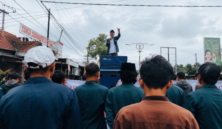 Caption Foto: Sekretaris Jenderal BEMSA, Syahrul Romadhon, menyampaikan desakan kepada Polres Sampang agar segera menuntaskan kasus dugaan penyelundupan pupuk bersubsidi yang telah berjalan sekitar 11 bulan, termasuk menangkap dua tersangka berstatus DPO dan memberikan kepastian hukum kepada masyarakat.