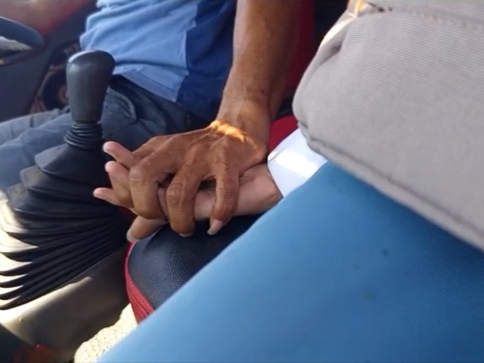 Caption Foto: Petugas Satlantas Polres Sampang mengamankan bus mini beserta sopir yang diduga terlibat dalam kasus dugaan pelecehan seksual terhadap seorang pelajar putri di Jalan Raya Desa Taddan, Kecamatan Camplong, Kabupaten Sampang.