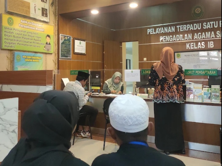 Caption Foto: Seorang perempuan memasuki Kantor Pengadilan Agama Sampang. Selama Januari–Juni 2026, PA Sampang mencatat 1.176 perkara perceraian, dengan 733 perkara telah diputus berkekuatan hukum tetap. (Ilustrasi/MCN)