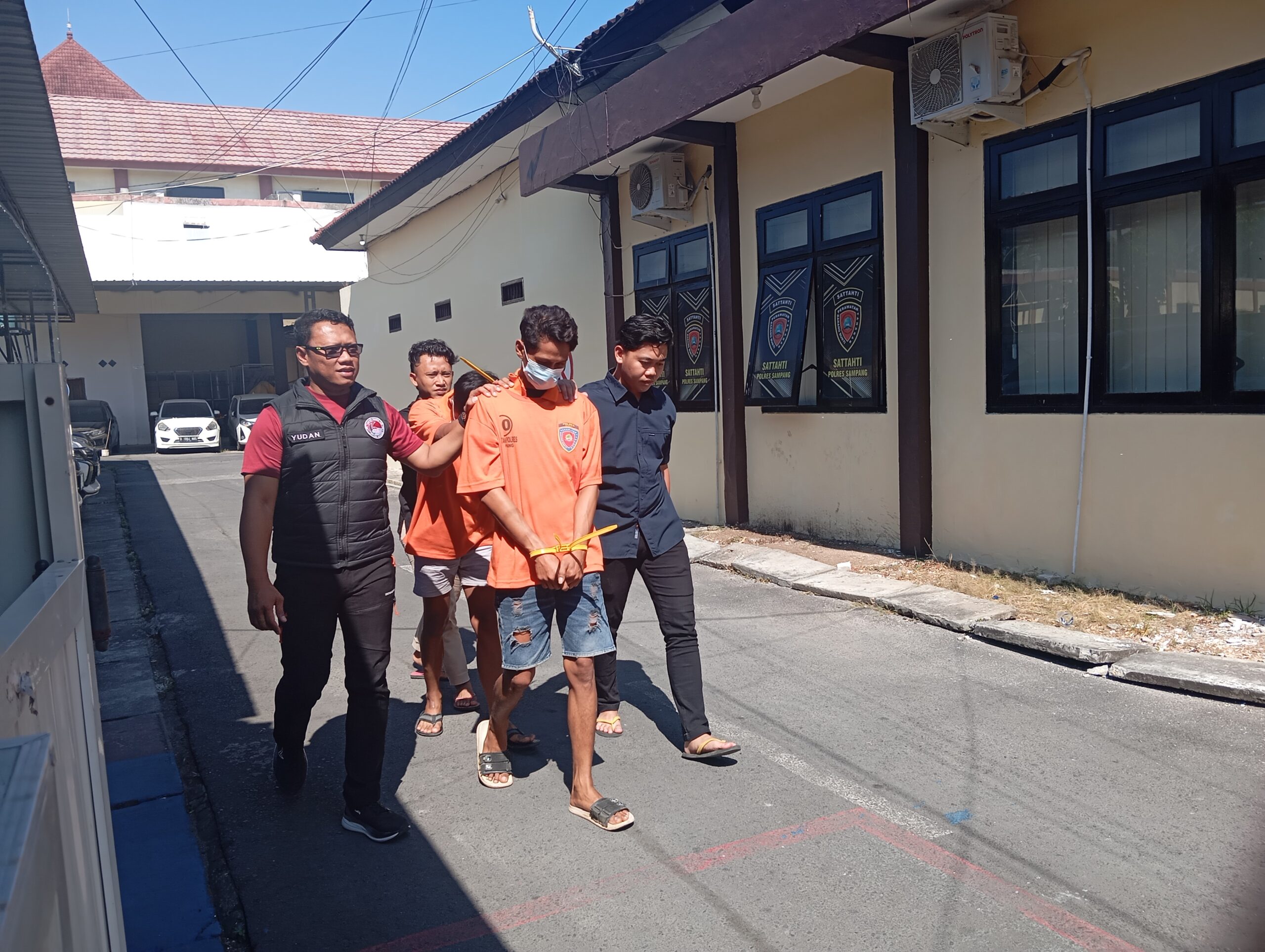 Caption foto: Kasat Narkoba Polres Sampang Iptu Yudha Julianto saat menyampaikan keterangan terkait pengungkapan dugaan peredaran pil berlogo Y dengan mengamankan dua terduga pelaku dan ratusan butir barang bukti. (Foto: MCN)