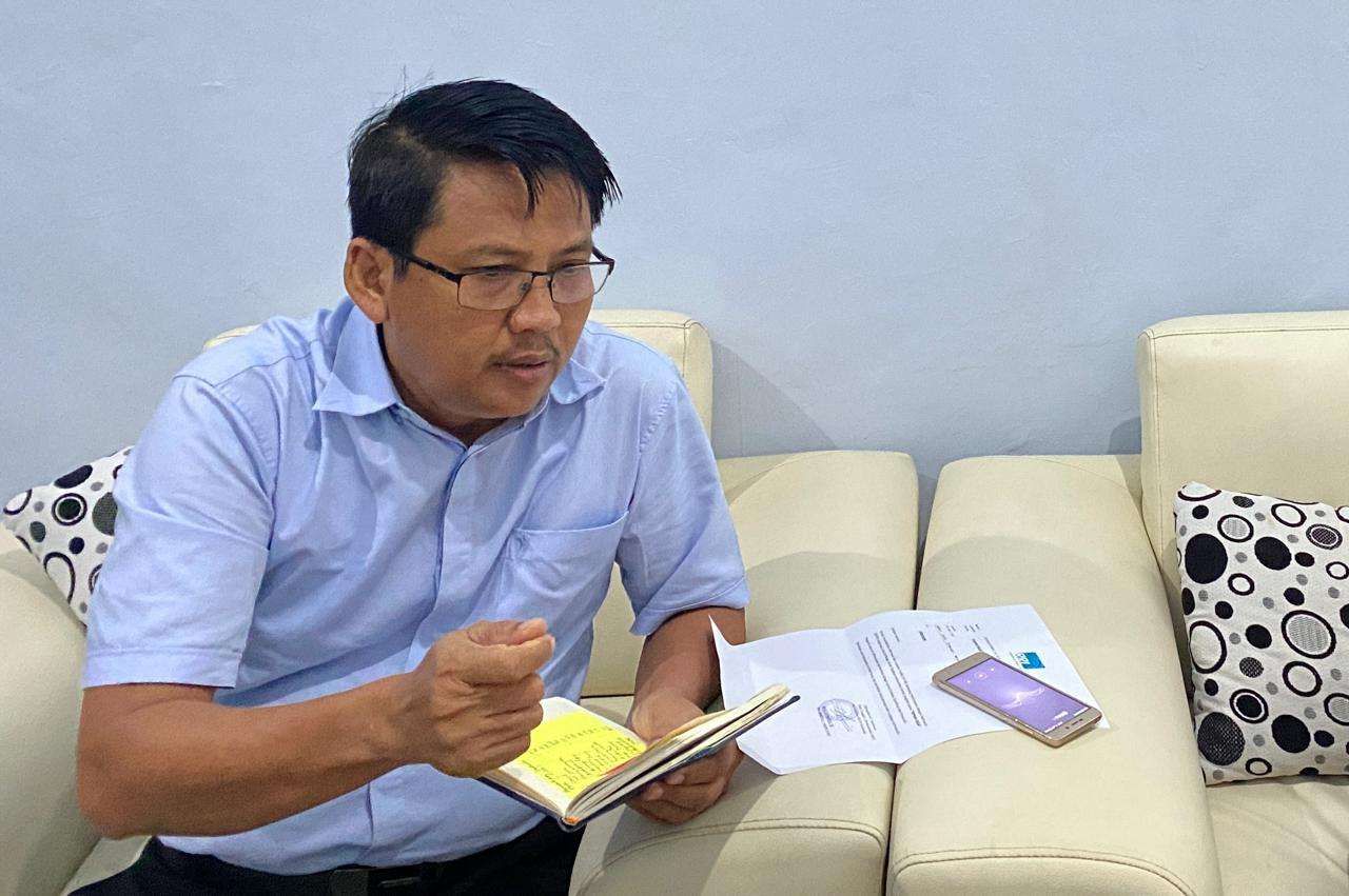 Caption Foto: Kepala Dinas Pertanian dan Ketahanan Pangan Kabupaten Sampang, Suyono, menjelaskan rencana penyusunan Peraturan Bupati tentang Pengembangan Industri Halal sebagai langkah strategis menghadapi pemberlakuan kewajiban sertifikasi halal dan memperkuat daya saing produk lokal.